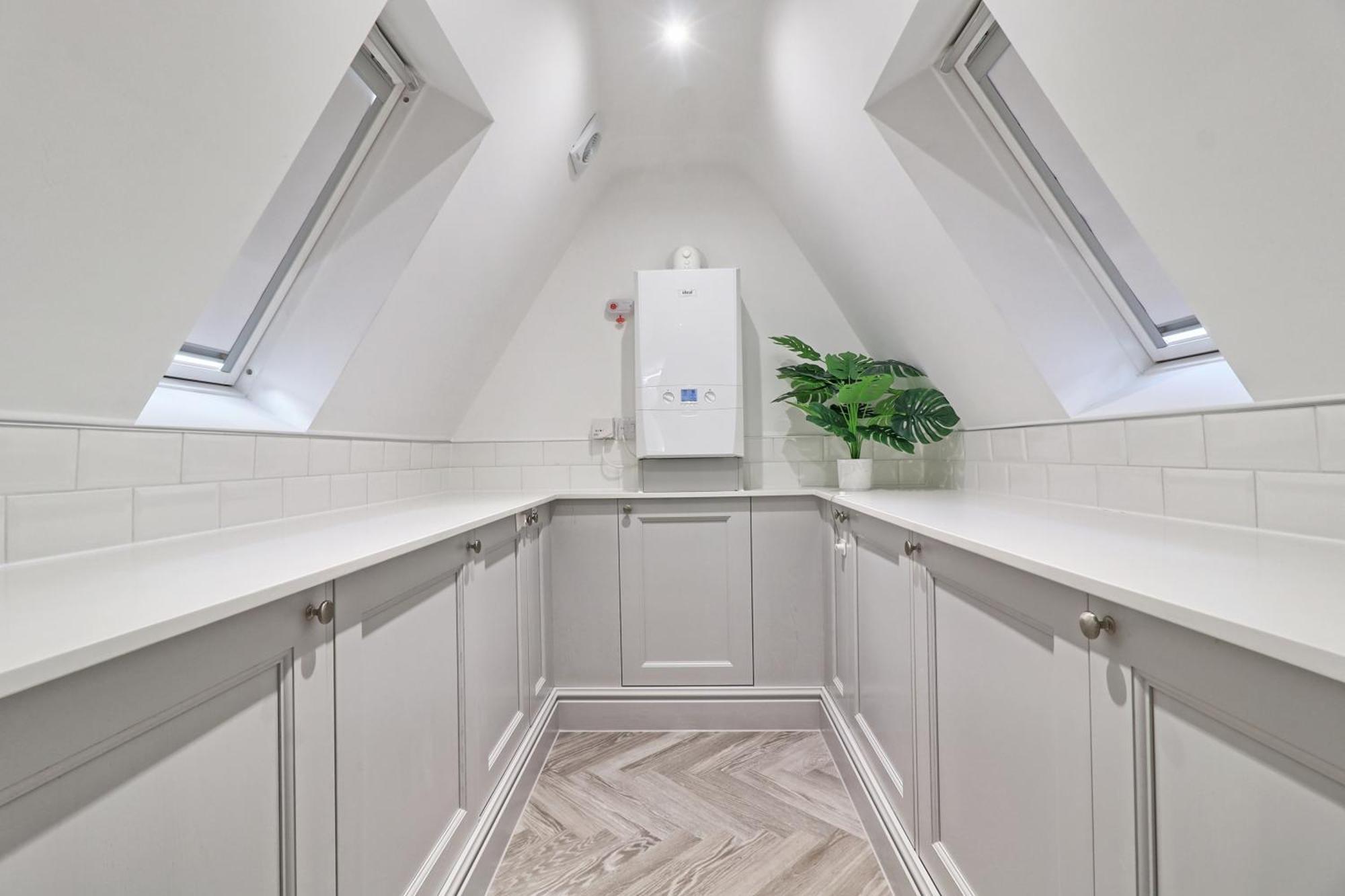 Writtle Massive 4 Bedroom Apartment With Parking In Gorgeous Countryside Location & Short Drive To Chelmsford City Centre Contractors Welcome Exterior photo